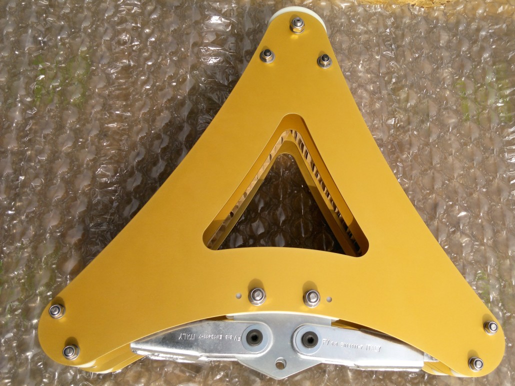 Cable carrier mechanism for pulling riders across the lake